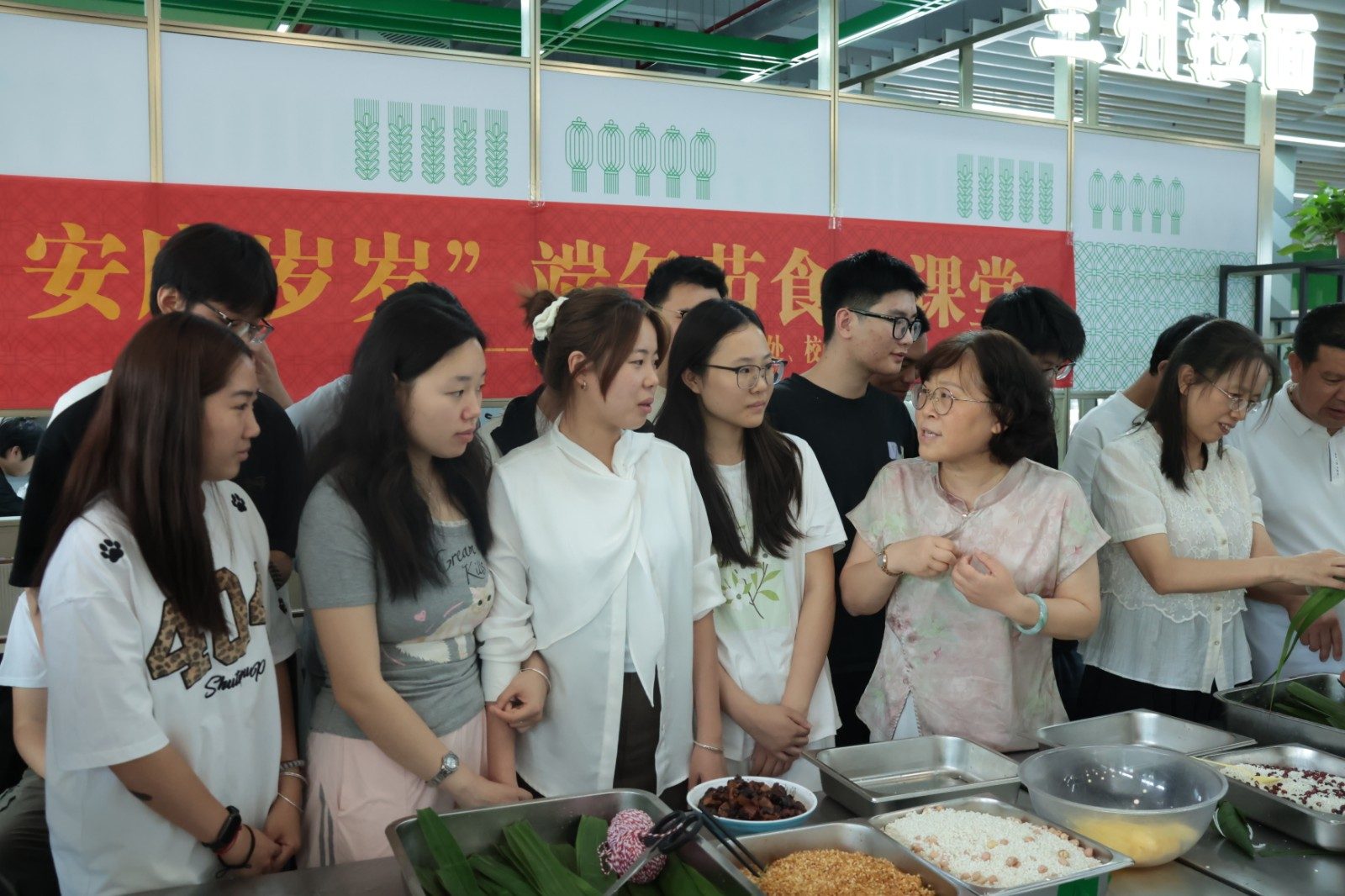 粽香端午，安康岁岁——智慧城市学院与后勤服务部、味香来餐饮管理有限公司联合开展端午节食育课堂活动