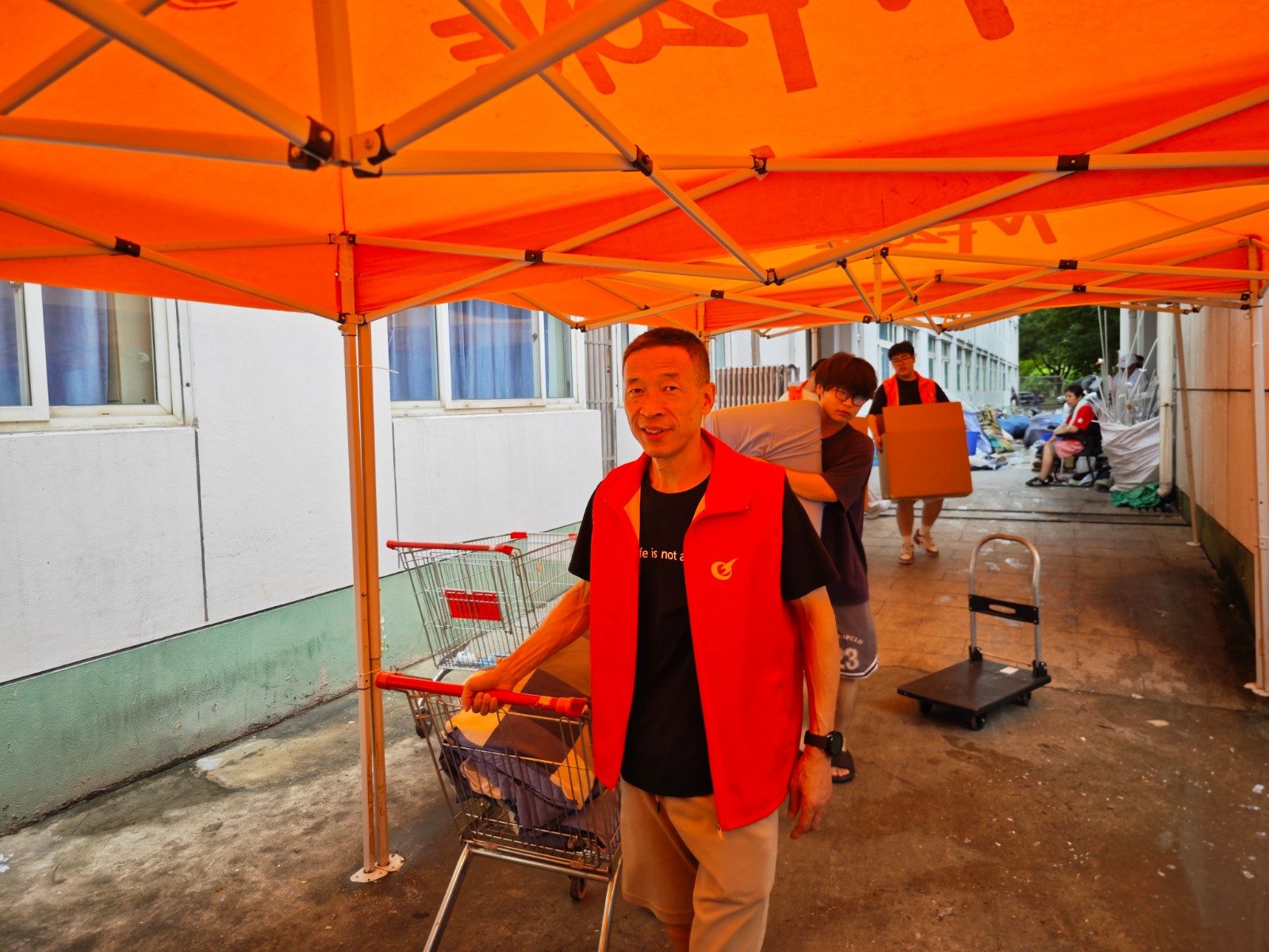 智慧城市学院党总支开展“宿舍搬迁志愿服务”主题党日活动