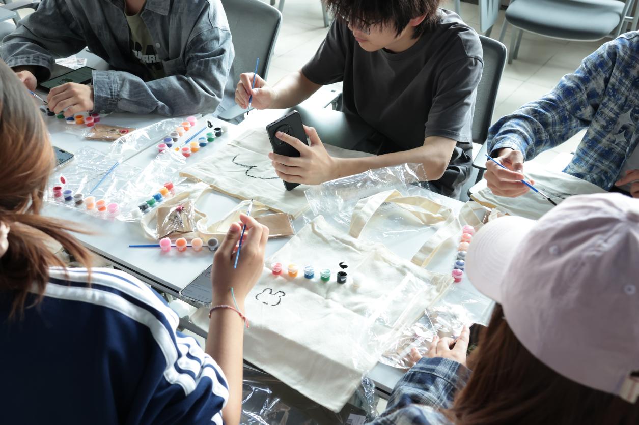 手作传情寄暖意，感恩致敬暖人心——智慧城市学院开展母亲节主题实践活动