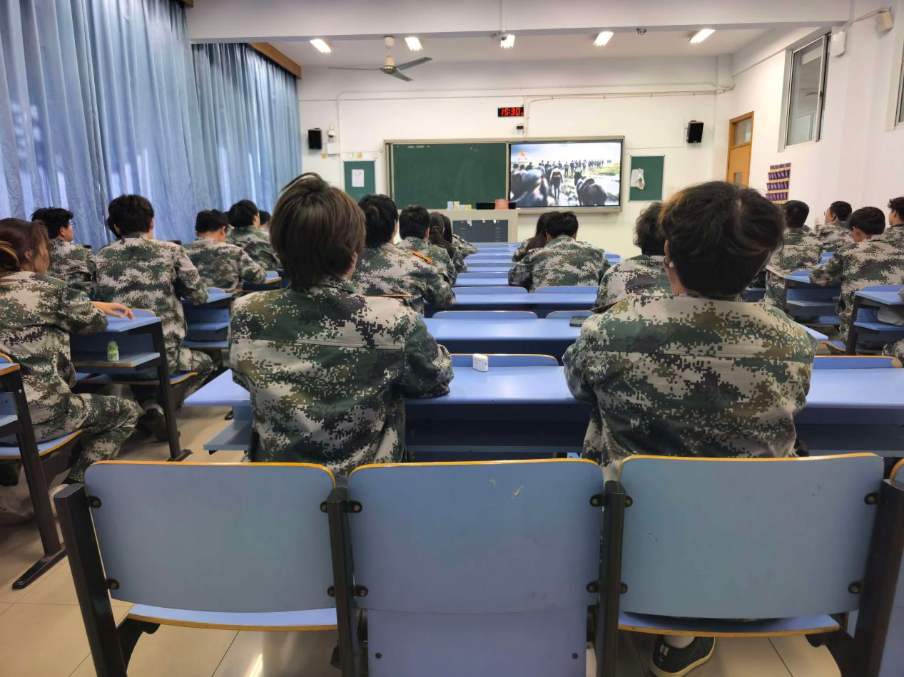 传承长征精神，汲取奋进力量——智慧城市学院组织学生收看纪念中国工农红军长征胜利90周年思政大课